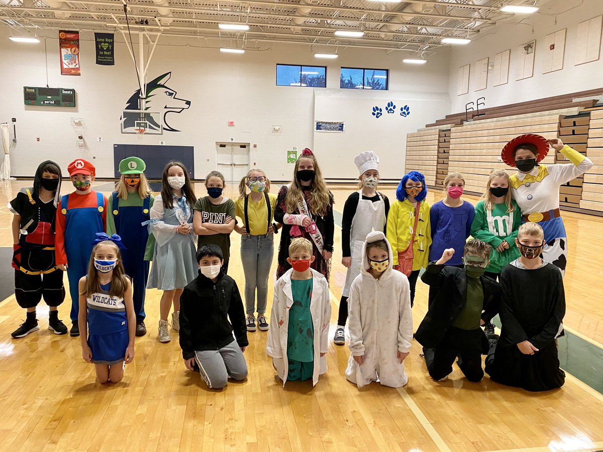 morganroby's tweet photo. Happy Halloween from the coolest crew around!  🎃👻💀 https://t.co/jqBd9qTRt9