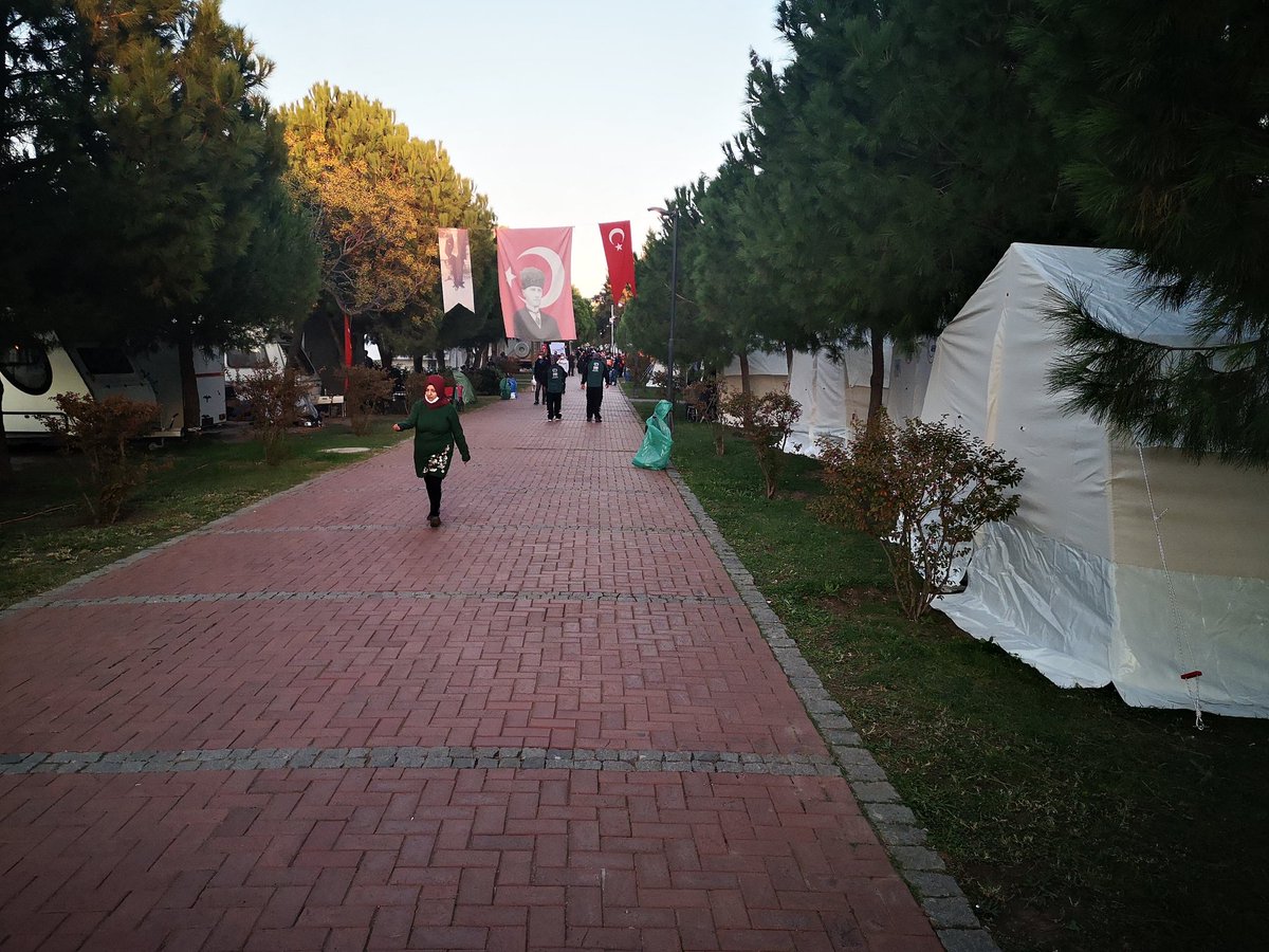 Toplanma alanlarını geziyoruz.

En büyük sıkıntı hava. Şu an bile soğuğu hissediyorsunuz.

Yetkililer yemek konusunda sıkıntı olmadığını, battaniye, yorgan, bebek bezi gibi ihtiyaçların olduğunu söylüyorlar.