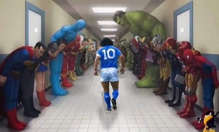ValeV78's tweet photo. "Maradona era il più grande di tutti perché faceva con le arance quello che a noi calciatori sembrava impossibile fare col pallone" #Maradona60 #Maradona #Pibe #Genio https://t.co/VxxRPyJmDL