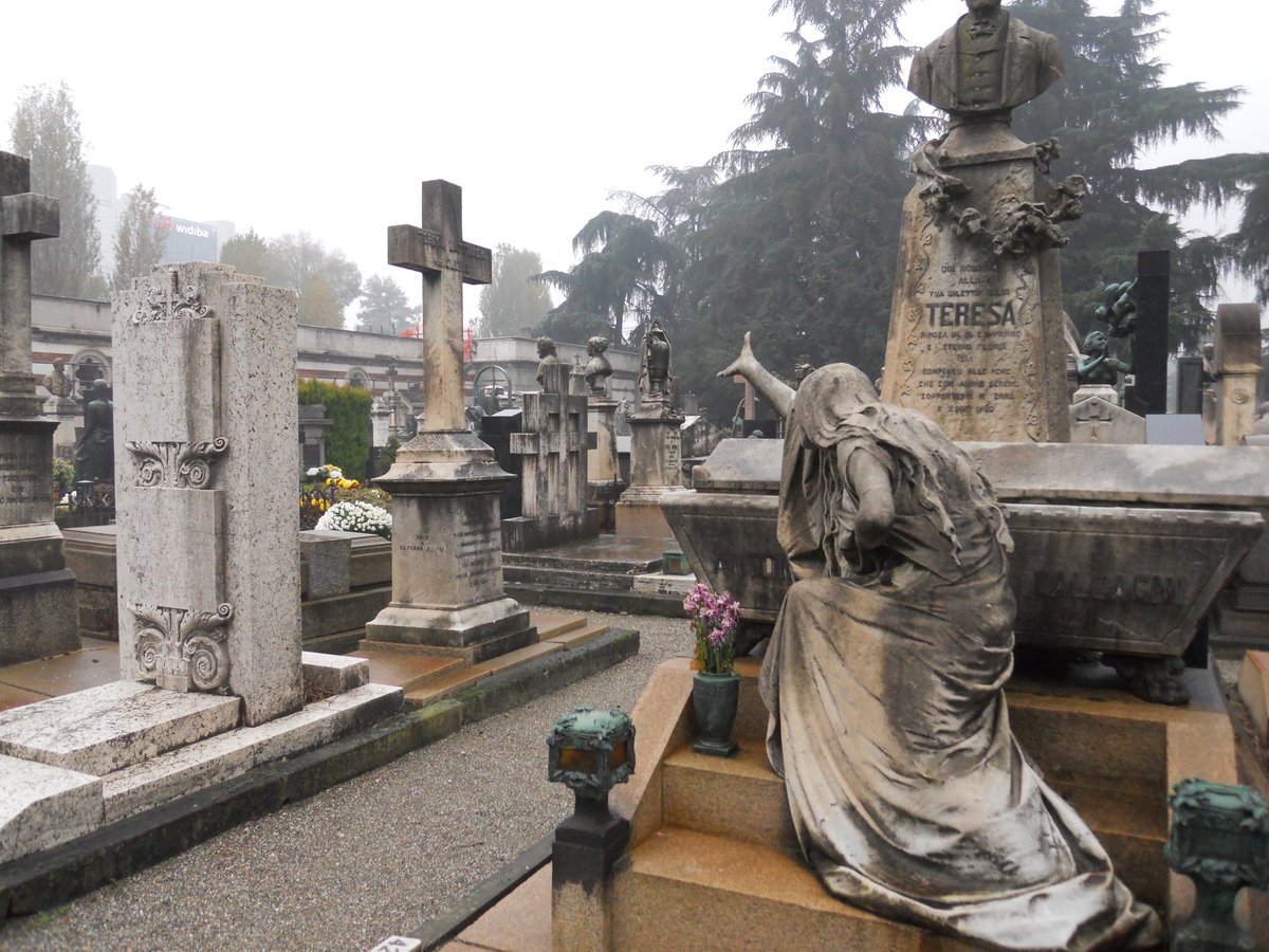 Vamos con un hilo propio de estas fechas.

Os voy a hablar del Cementerio Monumental de Milán, un auténtico museo de escultura al aire libre cuya visita se hace imprescindible si viajamos a la ciudad italiana.

Os va a sorprender.

#TwitterCultural #Milano