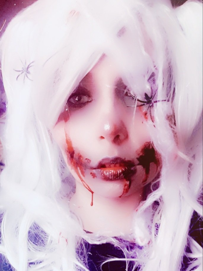 Nuitd_Avril's tweet image. I wouldn't win but I wanted to participate! here is my halloween makeup! #LPShowAct3 #LPMakeUpComp #LPCostumeComp #Liamween #LPSHOW  

J'ai mit du sang partout 🤭
(Je ne suis pas douée en makeup alors c'est simple c'est la première fois que je fais ça, j'espère que ça passe 😅)