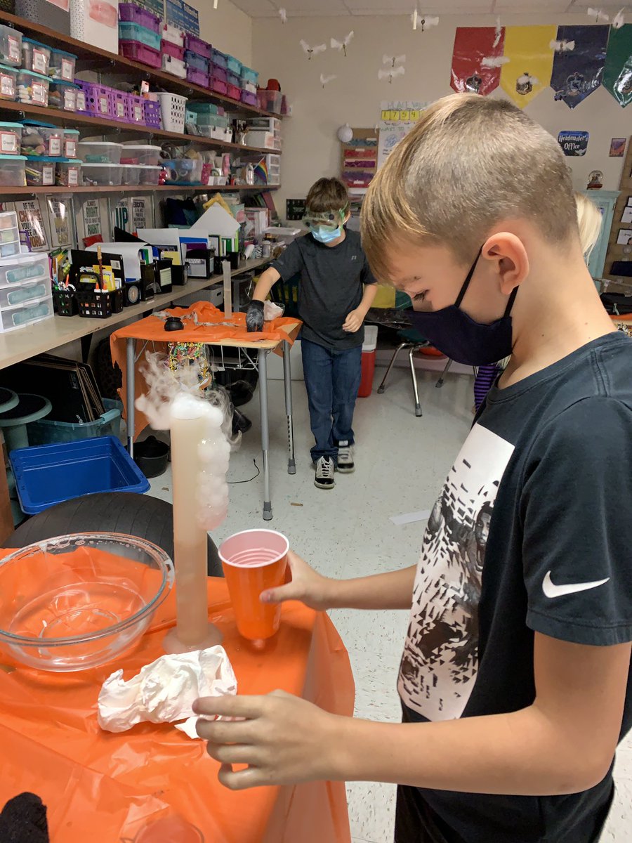 MagicalMsSego's tweet image. 4S had a great time with our Halloween party and science experiments!