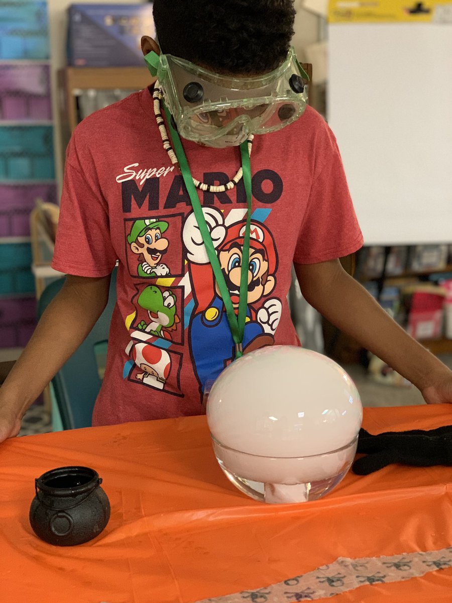 MagicalMsSego's tweet image. 4S had a great time with our Halloween party and science experiments!