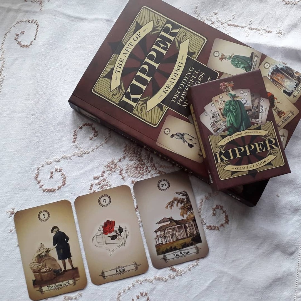 alicrosstarot's tweet image. 3-card #kippercards reading with the lovely gold-edged deck by @alexandremusruck. Using the very comprehensive guide book to navigate!

For the week ahead - The Good Lord, A Gift and The House.

An older man and the gift for a house. Or of a house. Gift … instagr.am/p/CHAy53QHJ7j/