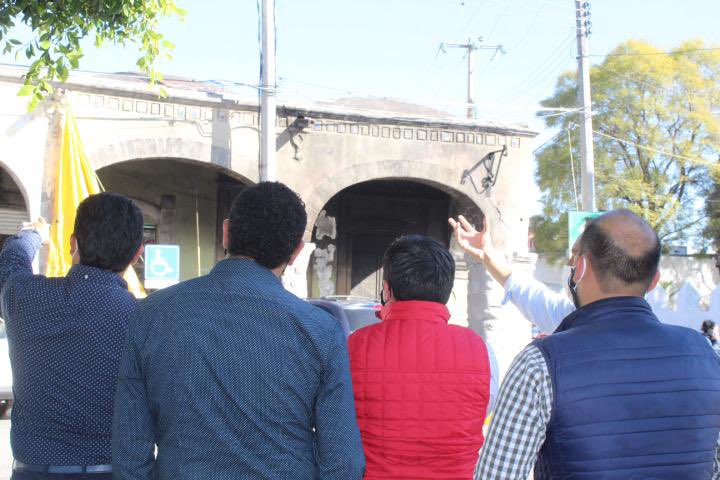 Quique_Simon's tweet photo. Con el aval y supervisión del INAH se inician los trabajos de limpieza y reconstrucción de la afectación sufrida en nuestros arcos del centro histórico ocasionado por un accidente automovilístico. 

En este Concejo Municipal Ixmiquilpan 2020 trabajamos por ti y por tu familia. https://t.co/nx7UibtBqP