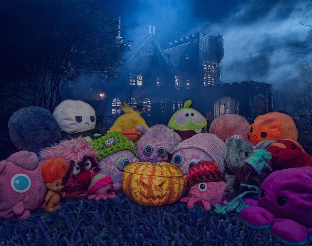 PinkThingPT's tweet image. Check out our Halloween pic #halloween #pinkthings🐙 👻