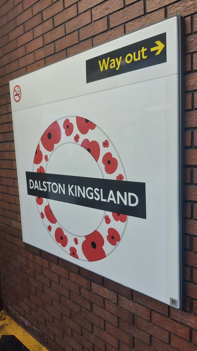 Nice to see the @LDNOverground roundel at Dalston Kingsland marking the build up to #ArmisticeDay / #RemembranceSunday