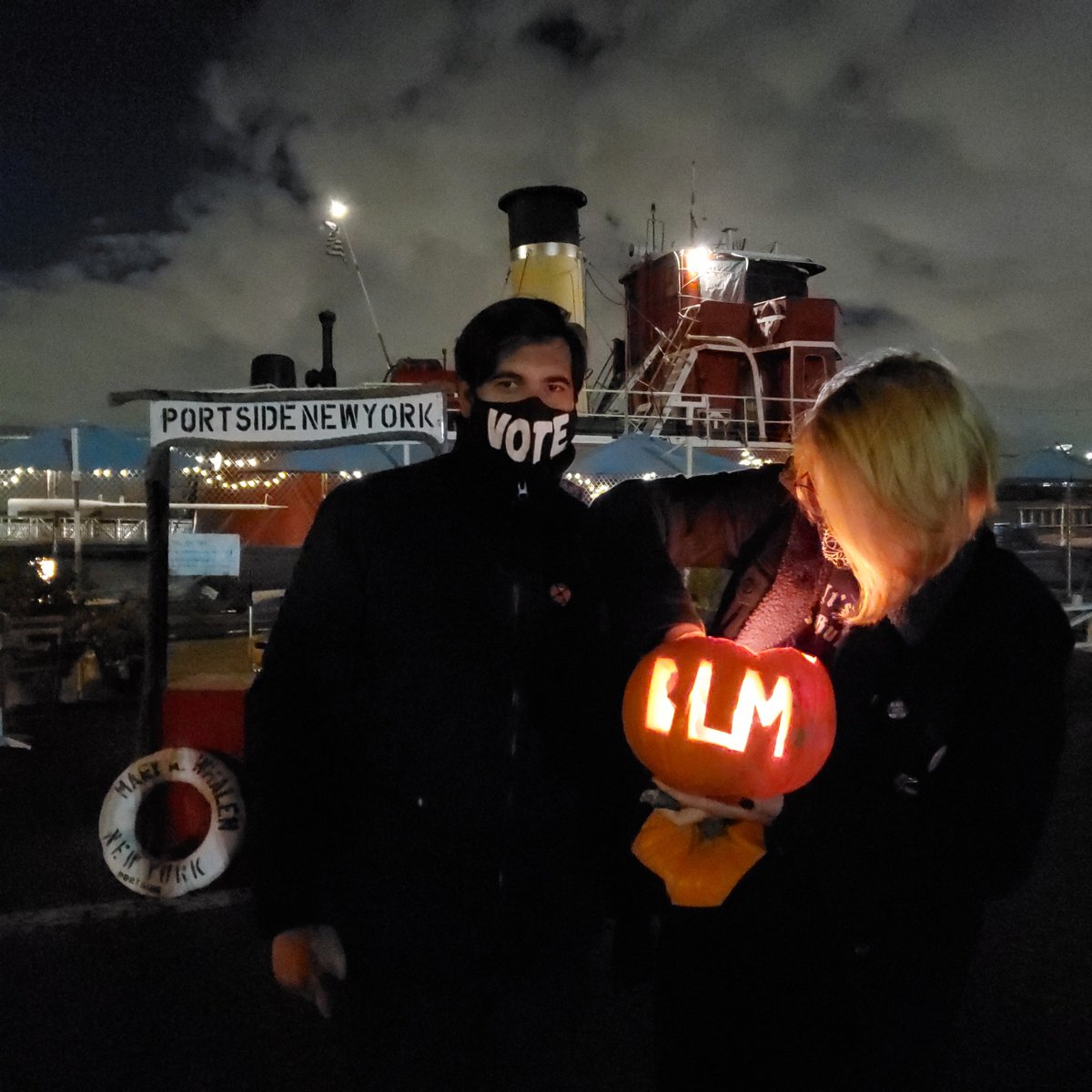 PortSideNY's tweet photo. 1st PortSide Pumpkin carving event!  🎃👻🍁⚓ Chilly but fun!! Peter made a mock wheelhouse playstation &amp; photo booth w/shelf to show off yr jack-o-lantern. It's now a feature in our #Pandemic #PopUp minipark. #maritime #halloween #RedHook #Brooklyn #nyc #free #RedHookIsMagic https://t.co/OSBeteriQh