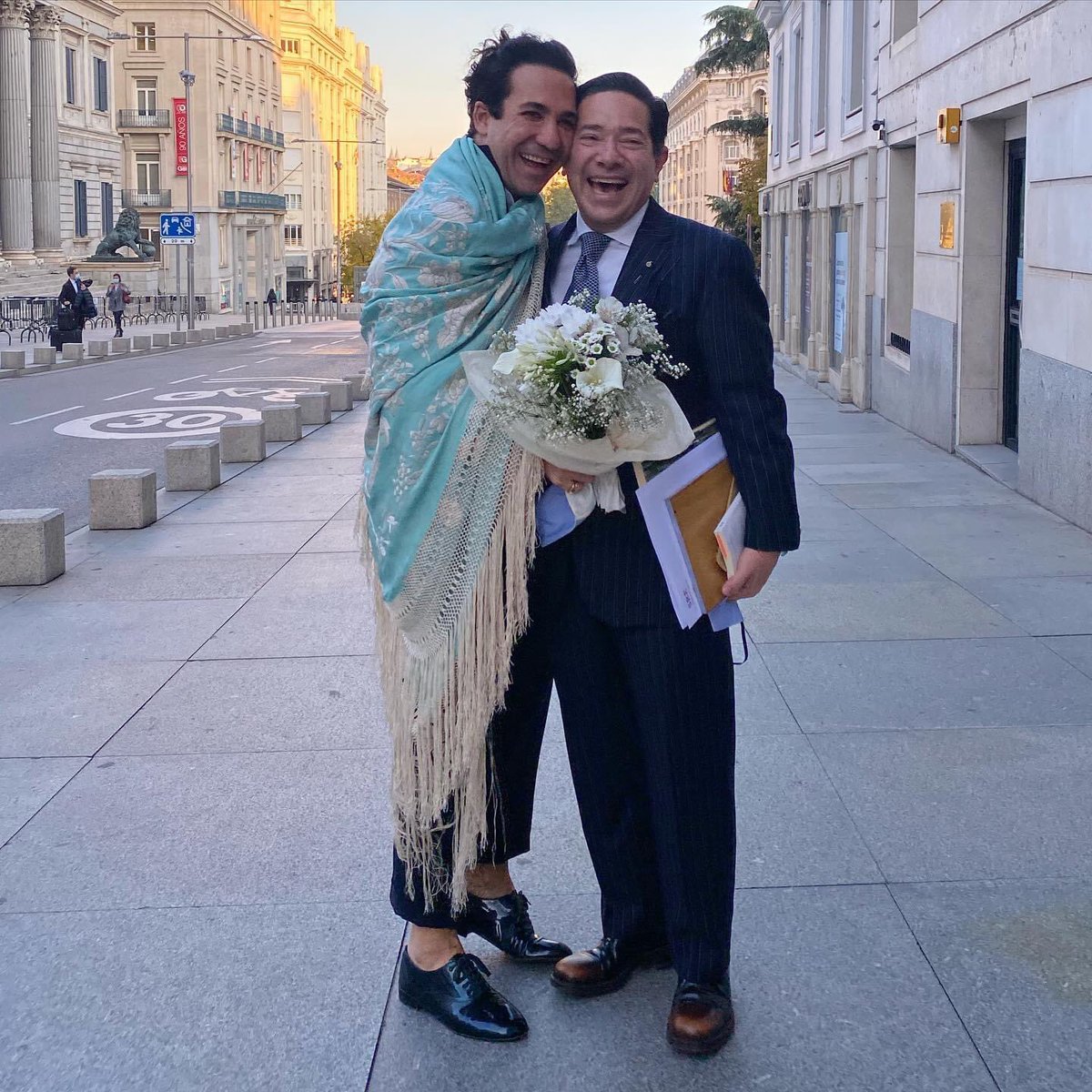 Se casó el diseñador <a href="/alecarlin/">ALEJANDRO CARLIN</a> en #Madrid con #WilliamGaber ❤️🌈❤️ Felicidades #MatrimonioIgualitario #LoveWins #LFNews foto vía #facebook