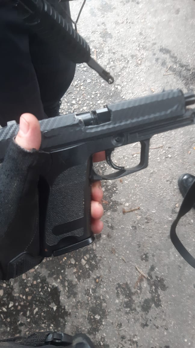 PMERJ's tweet image. Mais uma prisão realizada pela #PMERJ por meio do #cercoeletrônico. Desta vez, policiais militares do #4BPM interceptaram um veículo roubado após realizaram um cerco tático na Rua Senador Alencar, em São Cristóvão. O criminoso foi conduzido para a 17ª DP.

#PMERJ #ServireProteger