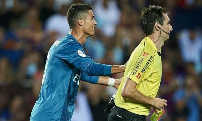 رونالدو على دفع الحكم بيده توقف 4 مباريات بالليجا !

ميسي يضرب الحكم متعمد بالكرة ، الحكم يخرج له بطاقة صفراء فقط!

لوائح العقوبات تطبق على رونالدو وراموس فقط!