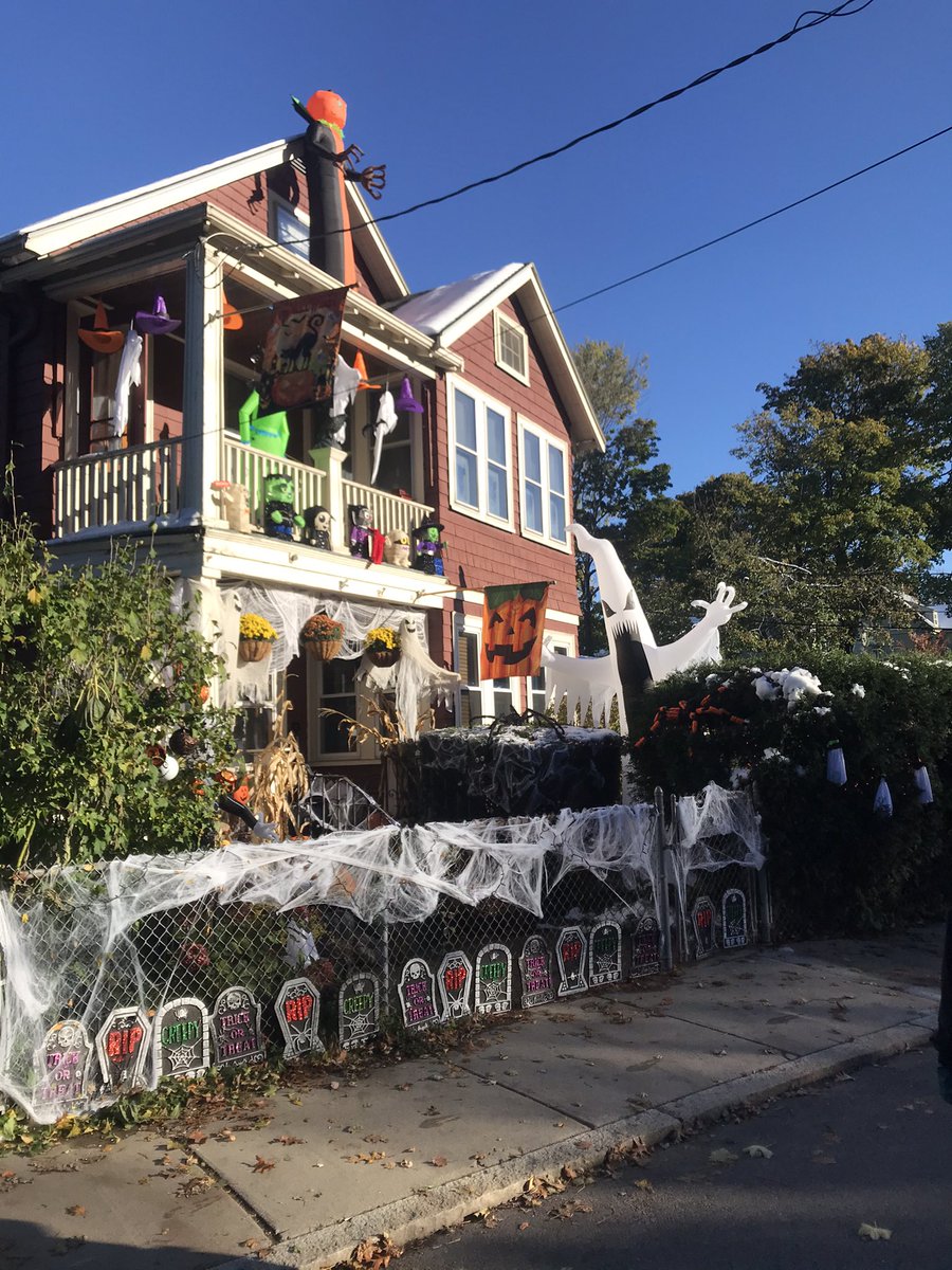PaulNuttingJr's tweet photo. @WelcomeToDot Lots of folks along Savin Hill ave readying for tonight. https://t.co/6qJvmot3dS