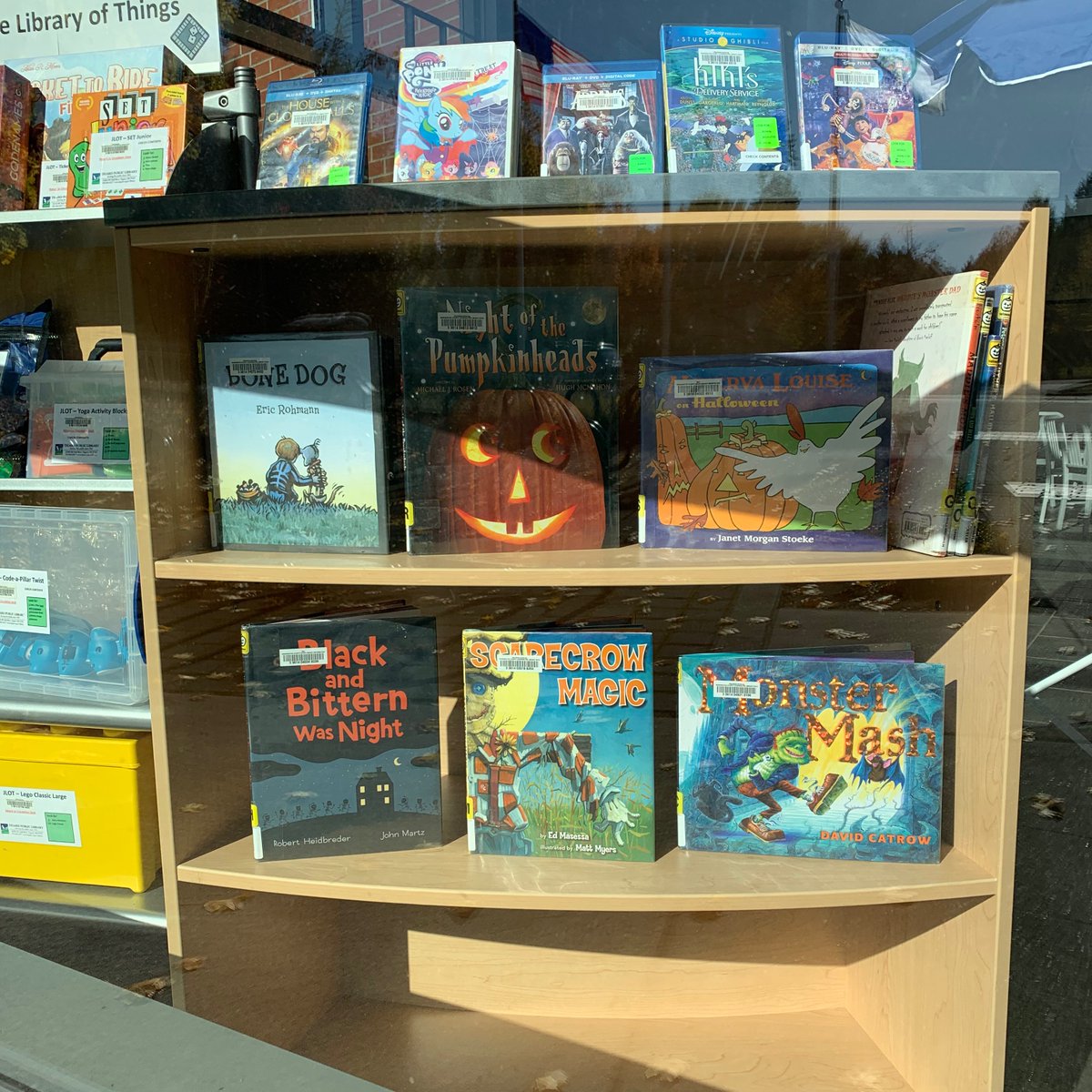 TigardLibrary's tweet image. Whether you want tricks or treats, you’ll find something spine-tingling to lift your spirits in this Tigard Public Library display. Stop by before 5pm to check out one of these Halloween favorites. #TigardPublicLibrary #HalloweenReads