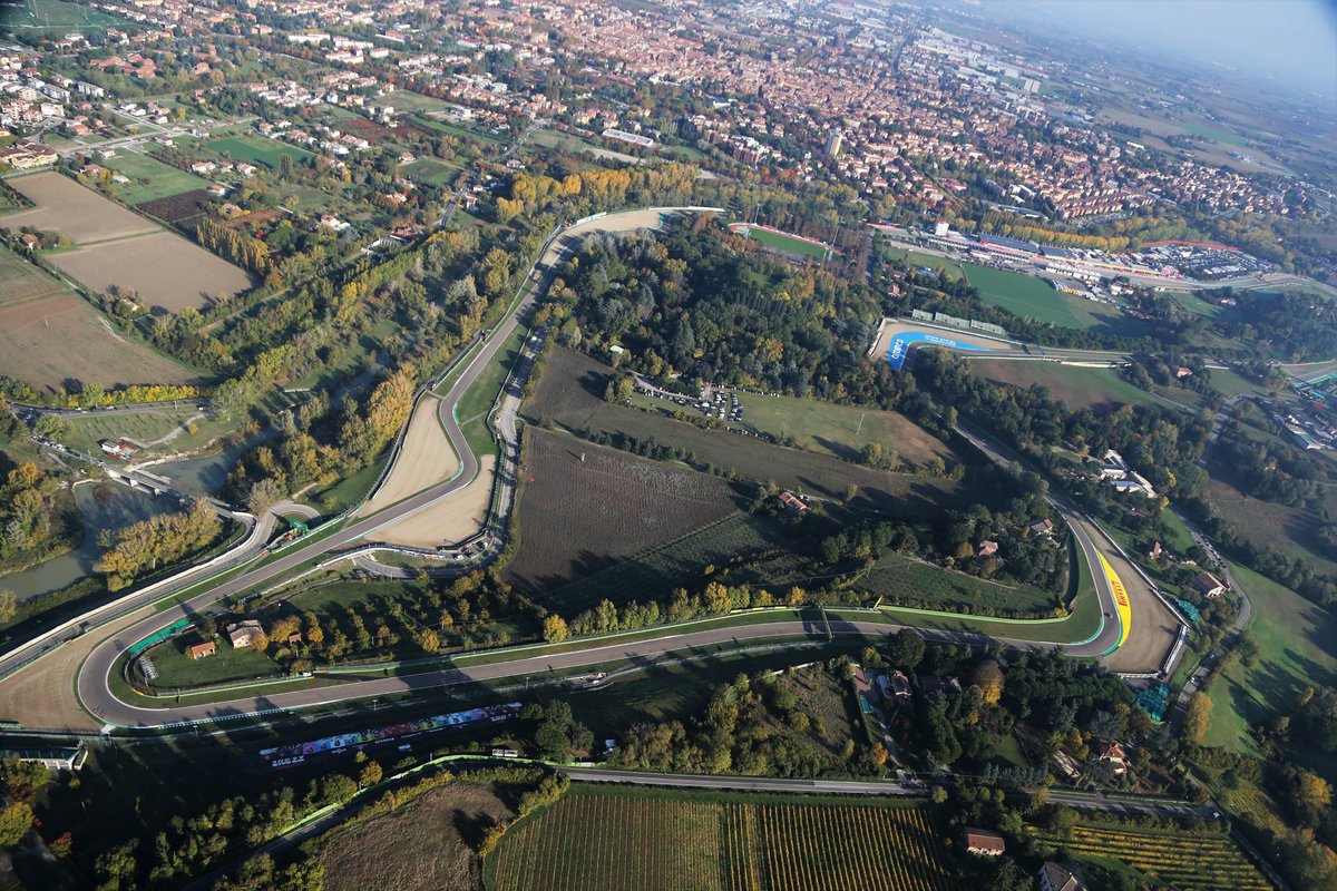 IT"S RACE DAY!
And Imola is dressed to impress ๐๐
#ImolaGP ๐ฎ๐น #F1 https://t.co/acigAaYp9M