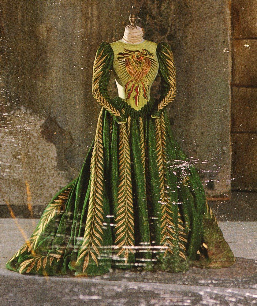 The wolf armour! So fantastic. Like a flayed body. House Bolton eat yer heart out (oh. They might.) Elisabeta's green frock is far more 1550s than 1462 but sets the green tone for the women's costumes for most of the film.
