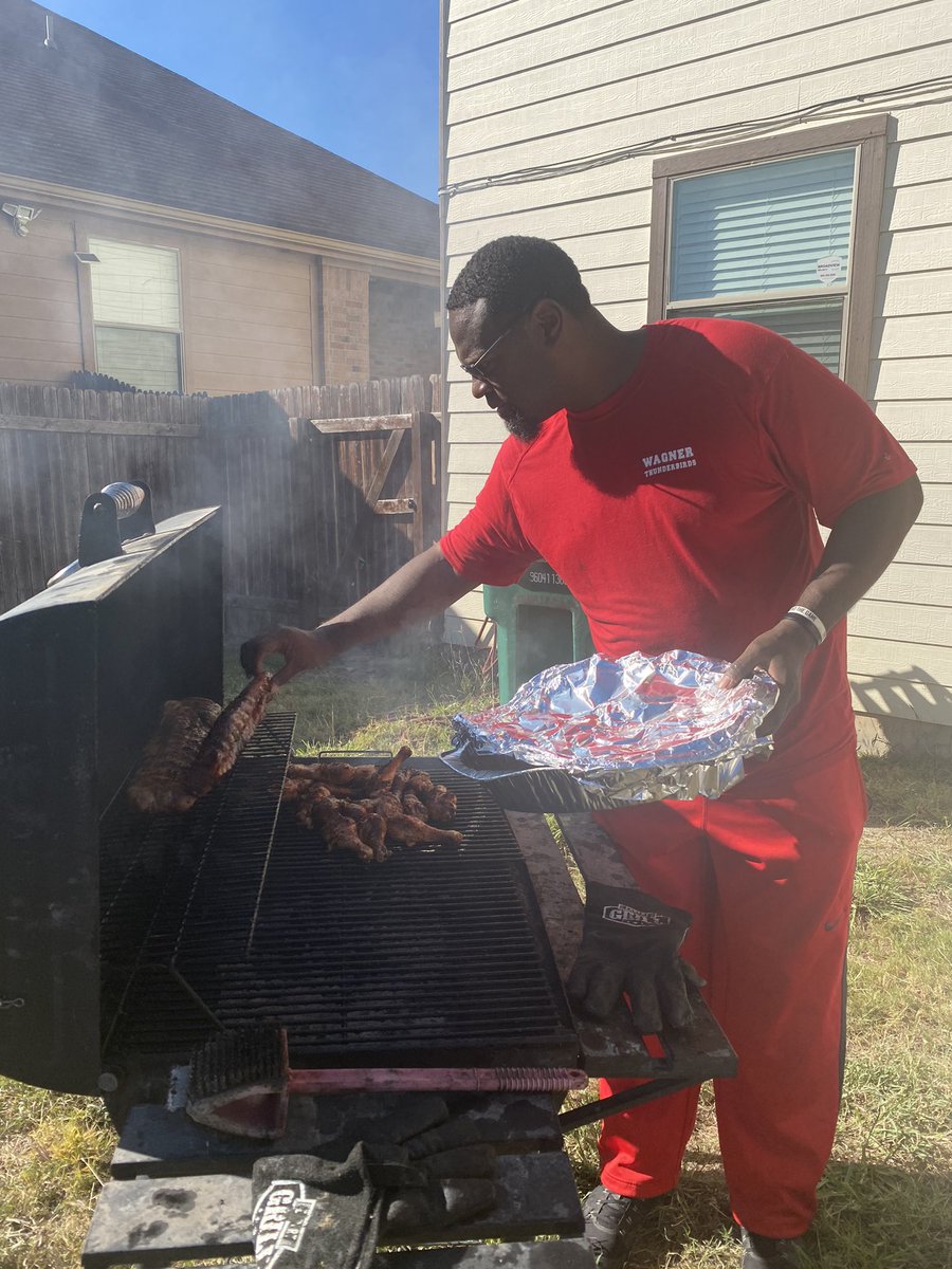 CoachJohnASmith's tweet photo. Wagner Basketball team cookout and @NBA2K tournament 🏀🎮!!   .... BBQ sauce all on the joysticks 🤣🕹 -more than a basketball program, we are a LIFESTYLE!!! #SWAGner 

Who in TEXAS tryna see my boys on that 2K tho 🎮 📺 ...‼️

#WeAreWagner🔴⚫️ @WagnerTBirds https://t.co/b1Okrv7bcu