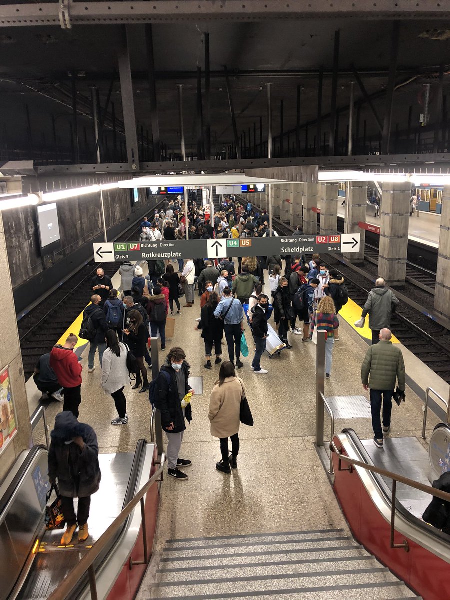 Was bei der MVG gerade am Hbf abgeht ist vollkommen unverantwortlich. Statt doppeltem Takt und Durchsetzen von Abstand: Baustellen-Chaos. Dank dieser Inkompetenz haben wir den #Lockdown2 #MVGwahnsinn #muenchen