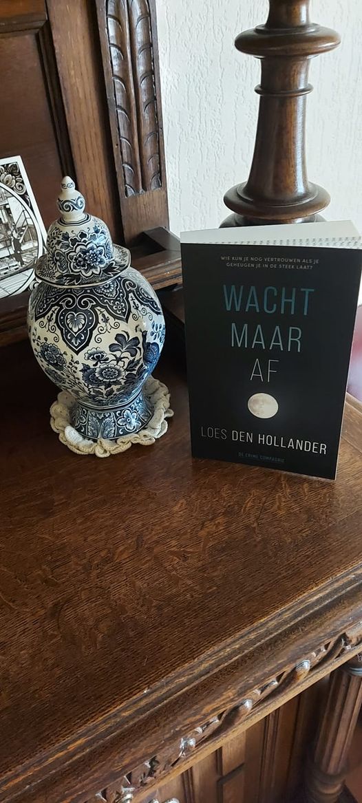 BoekenEn's tweet photo. Vandaag lag het nieuwste boek van Loes den Hollander op de mat. Met dank aan @CrimeCompagnie  voor het recensie-exemplaar. #Wachtmaaraf #Loesdenhollander #26ethriller https://t.co/PEkGRNb2Mw