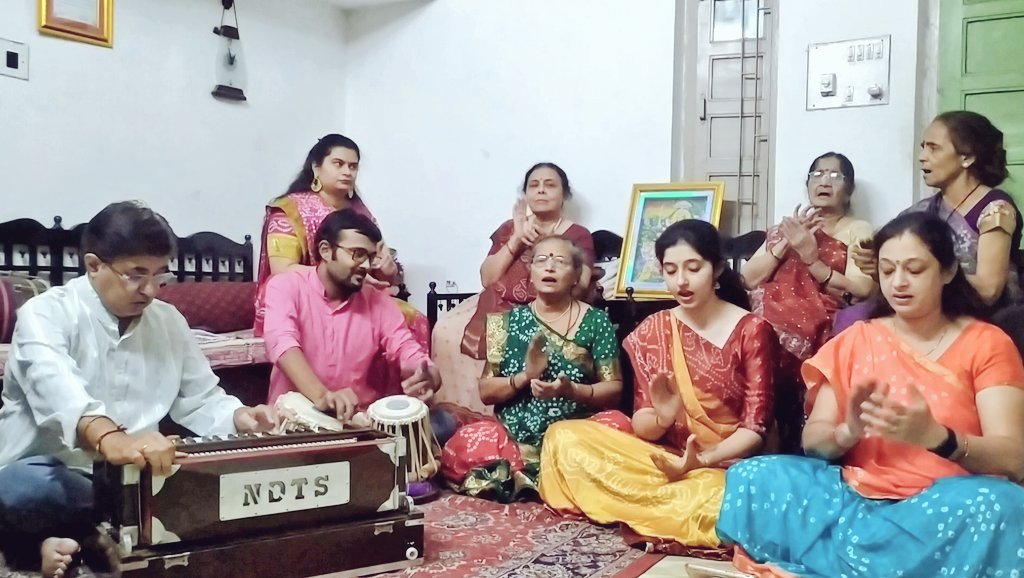 YagnangP's tweet photo. શરદપૂનમ ની અજવાળી રાત્રે પરિવારજનો સાથે બેઠા ગરબાનો નિજાનંદ : તસ્વીરોત્સવ !!
સૌને જય અંબે !!
#શરદપૂનમ #બેઠગરબા #शरद_पूर्णिमा #SharadPurnima2020 #SharadPurnima #શરદ_પૂર્ણિમા #BethaGarba #Culture #Tradition #IncredibleIndia https://t.co/veuJQ6fwv9