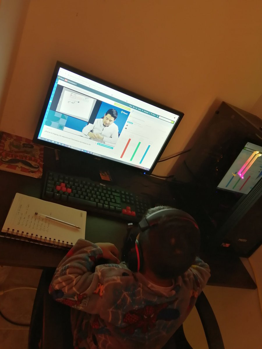 Danieljsdev's tweet image. mi hijo aprovechando de #PlatziDay
Es mas importante que cree tech, y no que la consuma en exceso @platzi