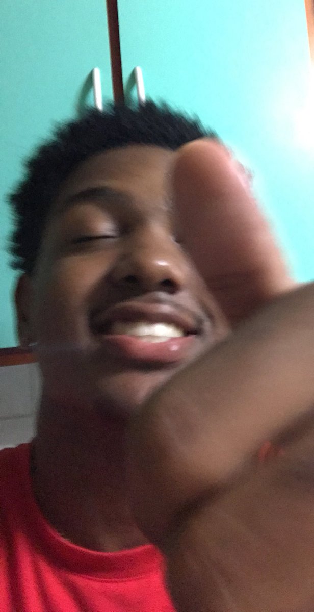smilemybro's tweet photo. mettez vos plus beaux sourires en citant ce tweet svp ( je commence ) https://t.co/khR1ZzHqb6