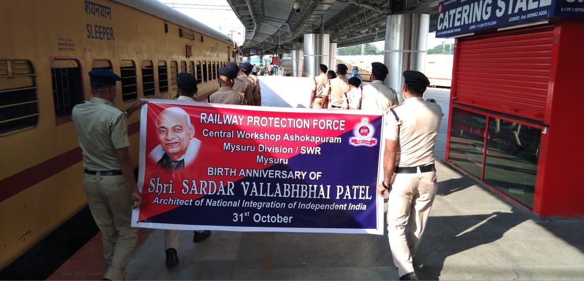 rpfswrmys's tweet photo. In view of National unity day &amp; birth anniversary of Sardar Vallabhbhai Patel, pledge was taken by RPF officers &amp; staff of MYS Division @RPF_INDIA @arunkumar783 @dscmys2016 @DrmMys @PiyushGoyalOffc @RailwaySeva https://t.co/HIqzShZfvX