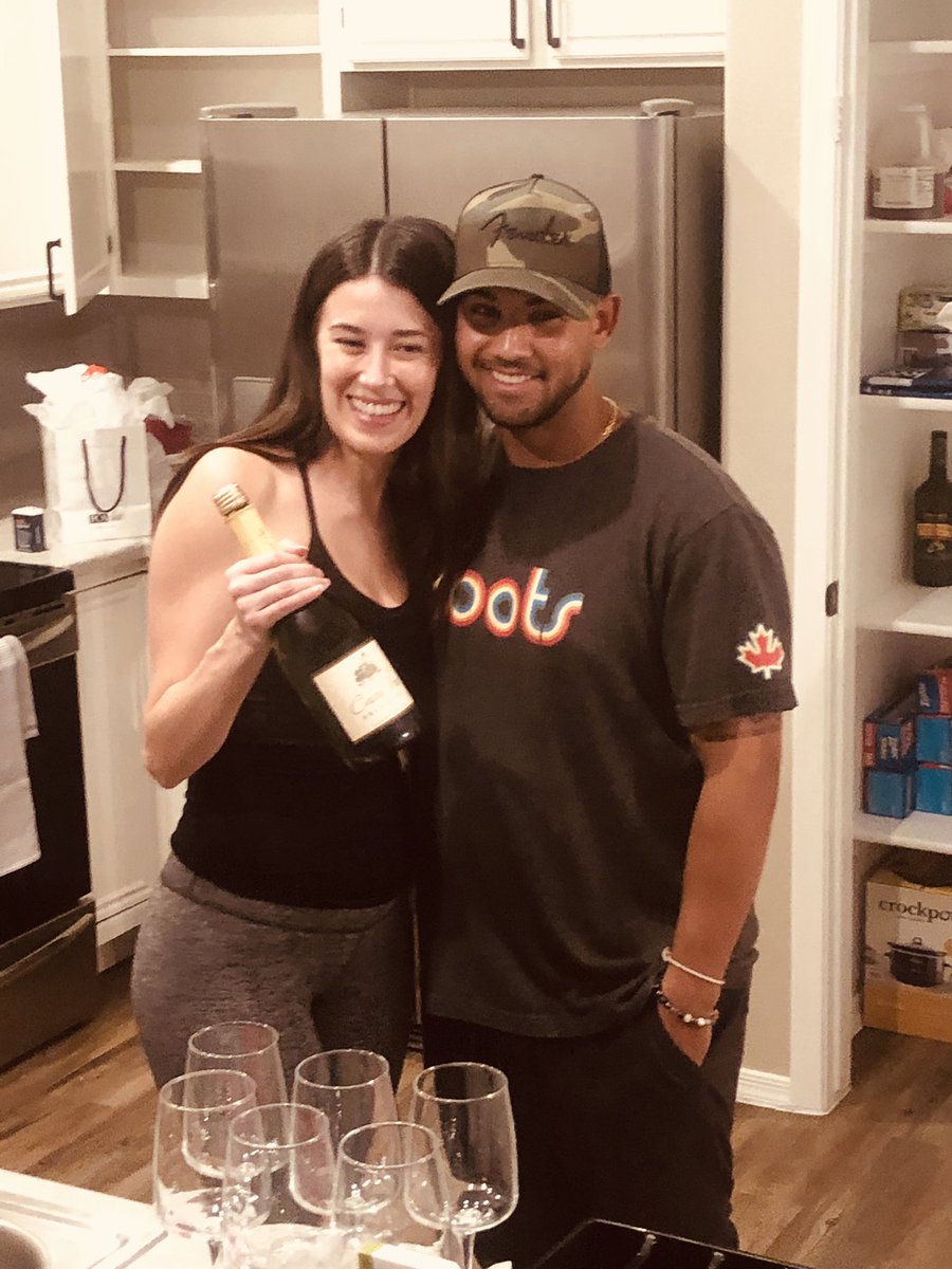 cmurphy702's tweet photo. Guess who closed yesterday!?! So proud of &amp; excited for this sweet, young couple! Setting up their kitchen last night &amp; furniture comes today! #FeelingGood #lovewhatido #likemykids #celebratingjustalittle😅 https://t.co/iOTThzGlsp