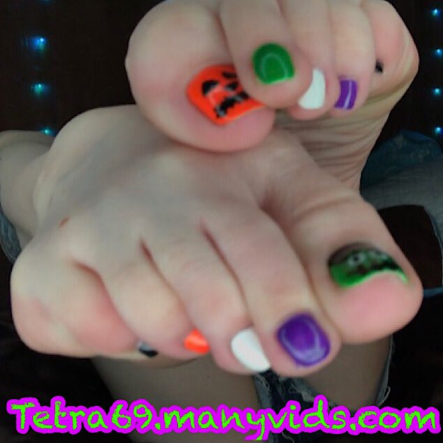 Monday  I'll be starting the poll  For what colors I should paint my toes for Thanksgiving.   >>comment<a href="/tag/unlockmymvcrush"class="tags"><span>#unlockmymvcrush</span></a>