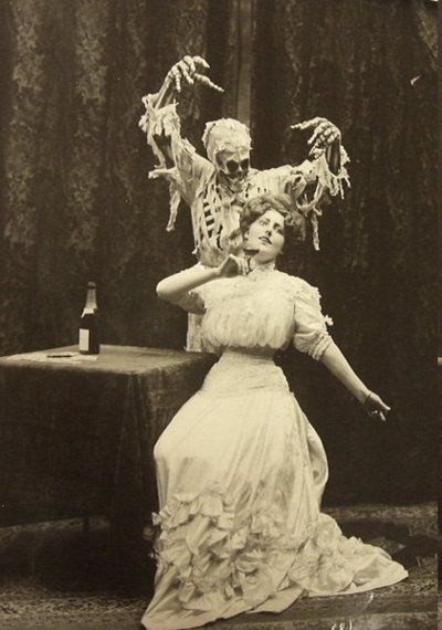 It's Halloween, so here's a thread in memory of the very brave and resourceful ladies who mesmerized their Victorian audience to be allowed to speak up, write, travel, and advocate for their rights in a context that would have rather believed in ghosts than in women's autonomy.
