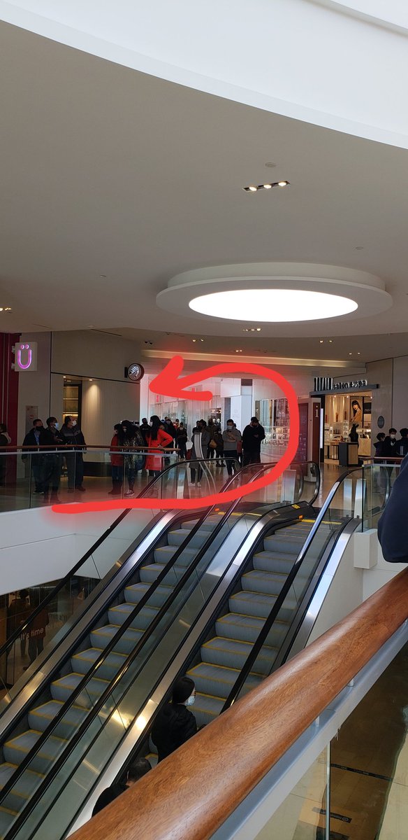 rinadhanj's tweet photo. View of the @apple #ExpressPickUp from the other side. Clearly @apple @shopSQUAREONE thinks #express means a 1hr wait &amp; doesn't care about your health. https://t.co/8VrvhNXPt0