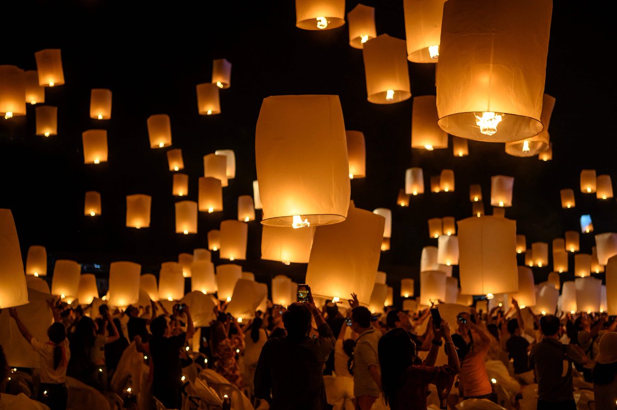 lajornadaonline's tweet photo. #DíaEnImágenes La gente suelta linternas de papel y deposita kratongs flotantes en el río durante la celebración del festival #LoyKrathong, que se realiza durante la doceava luna llena del año del calendario tradicional tailandés, en Chiang Mai. 

📷 Fotos: Mladen Antonov / Afp https://t.co/te4slFDJAq