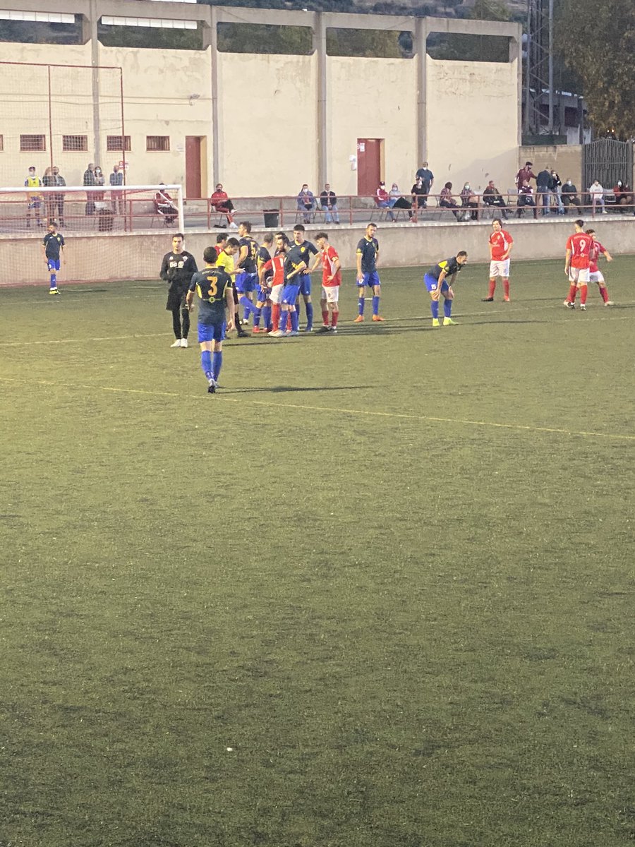 FutBaseAtPuerto's tweet photo. Min 87 Roja al portero visitante por coger el balón fuera del área 

  @FutBaseAtPuerto #Senior 2️⃣
#PozueloCF  2️⃣
  
#AnimoJaime 

EL ❤️ DE UNA CIUDAD https://t.co/HOTp4ueBFE