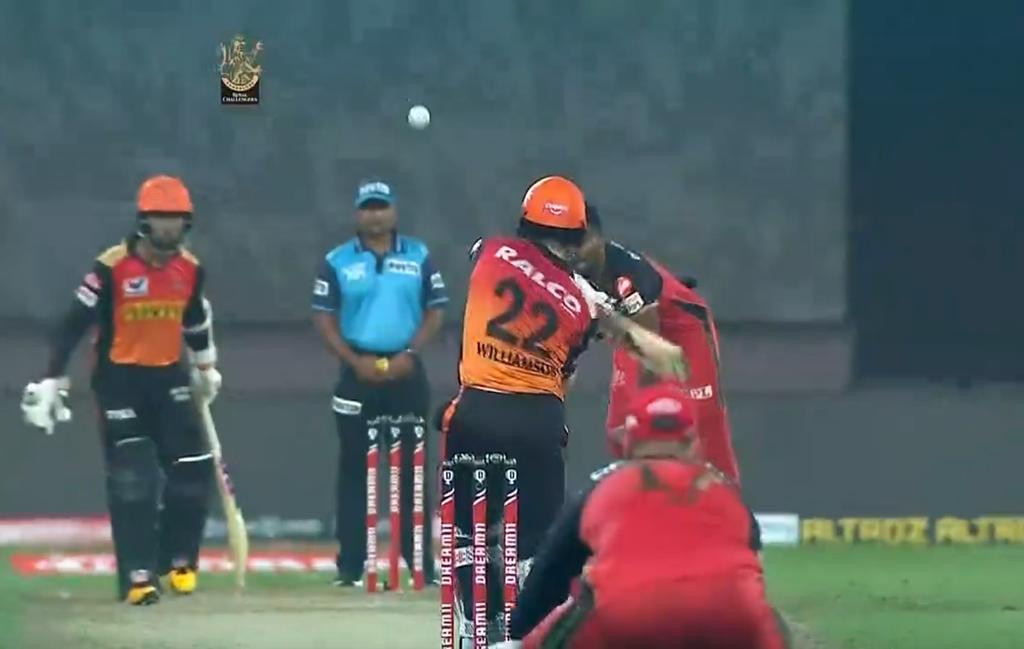 Hammadkhan4real's tweet photo. Umpires helped RCB by assuming this full toss rather than no ball. Still RCB managed to loose.
New law - No balls are head High now. XD
#RCBvSRH 
#IPL2020 https://t.co/6wJzzlog9L