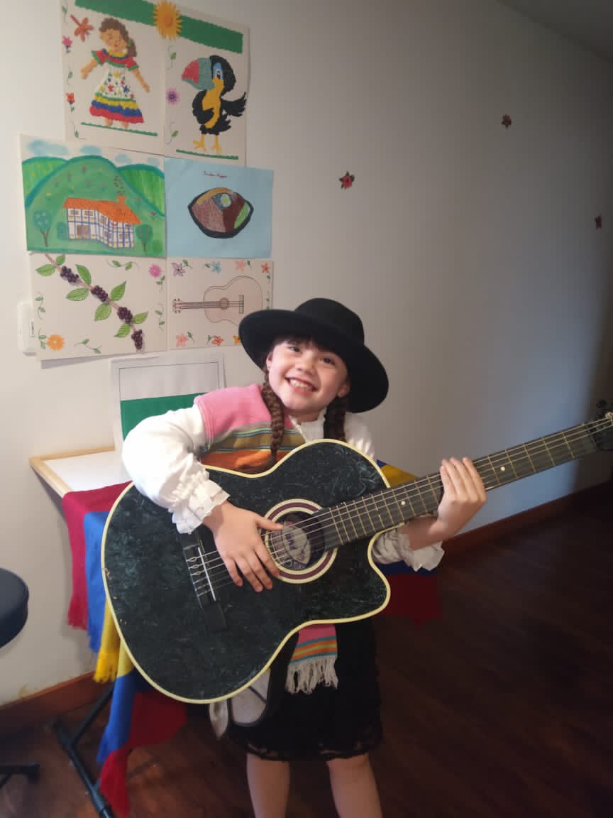 MrsJennyMunoz1's tweet photo. 2nd Grade Cultural project Colombia and United States 👏 my heart ❤️ was full. Colombian students were in Pre-K when I leave the country. My second graders here in United States were my babies in Kindergarten 💓 love love love @hickoryschools @Southwest_HPS #ExcelYourWHY https://t.co/k2Qd1Nf9Yh