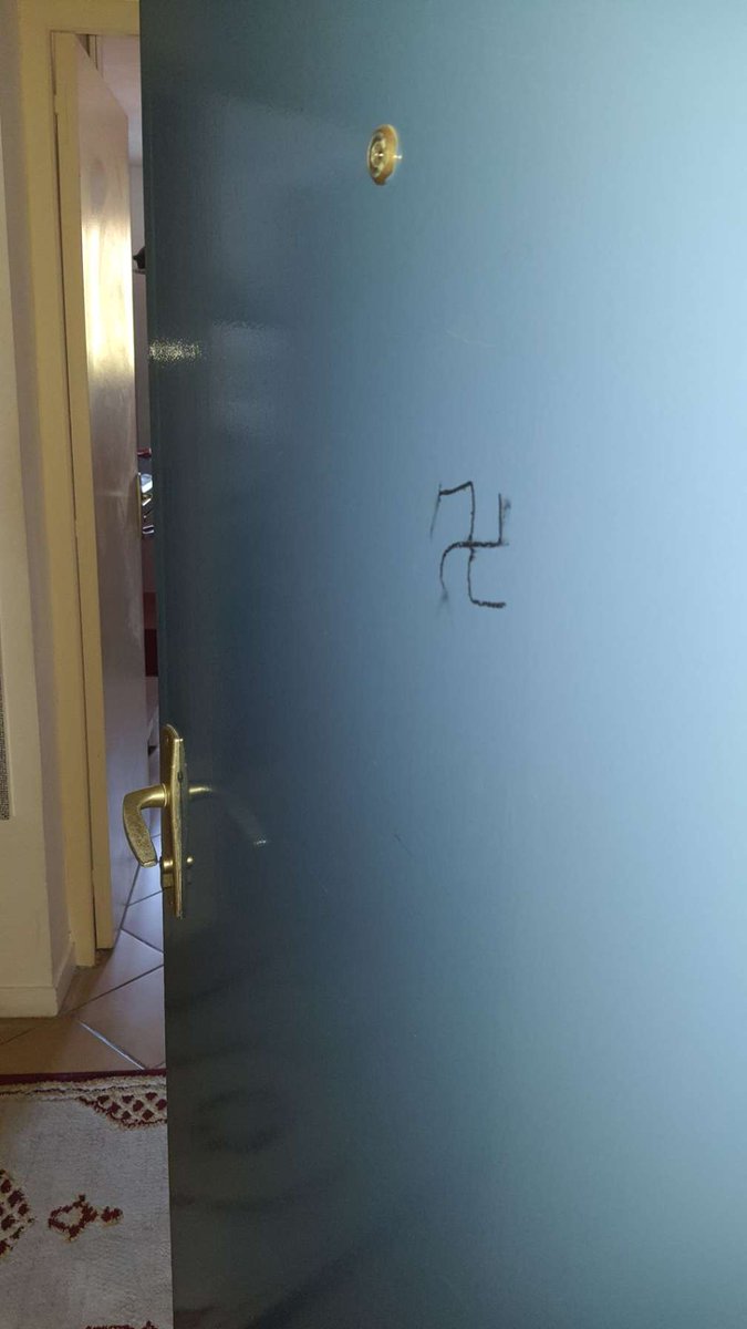 TiffanyHenne's tweet photo. Ils s'appellent L. et N., ont un enfant de 2 ans, et parce qu'ils sont "arabes", ils ont eu le droit à ce genre de "décoration" : une croix gammée, sur leur porte aujourd'hui. Merci à tous ceux qui soufflent sur les braises de la haine et qui détruisent le vivre ensemble. https://t.co/z9clS9X6Ek