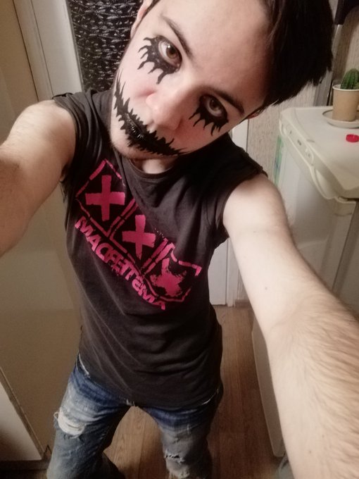 1 pic. This is Helloween 🕸️🕷️

#helloween #trans #ftm #transguy #femboy #skinny #skinnyboy https://t