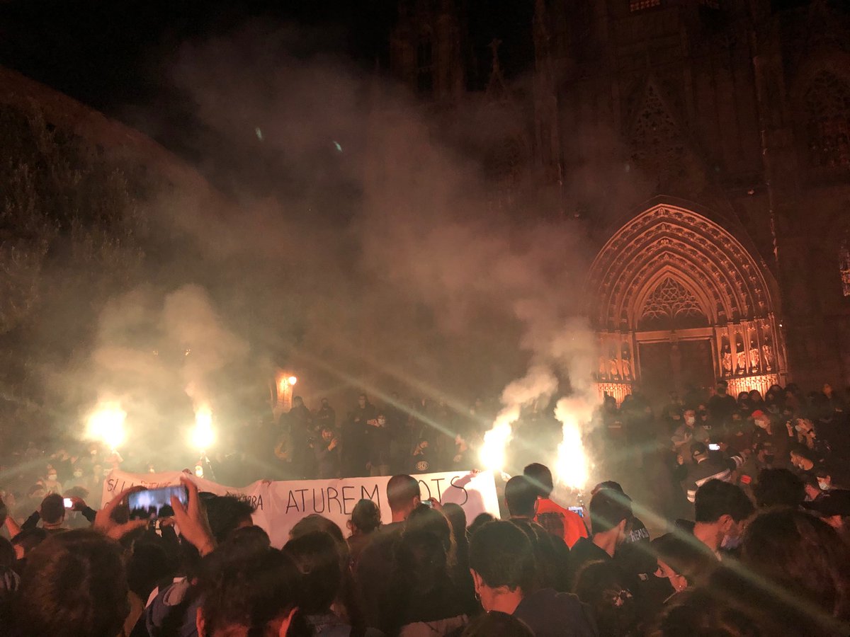 Habitatge_HG's tweet photo. Barcelona és #ZonaDeGuerra 

L'#EfecteBuenosAires és el començament, guerra contra els rics! https://t.co/R67XaHYghk