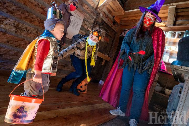 Fort Whoop-Up's Halloween Spooktacular a sold-out event this weekend giving youngsters and their families a chance to have some safe, old-fashioned trick-or-treating fun #yql #Halloween #Halloween2020 @GaltMuseum <a href="/Leth_Herald/">Lethbridge Herald</a>