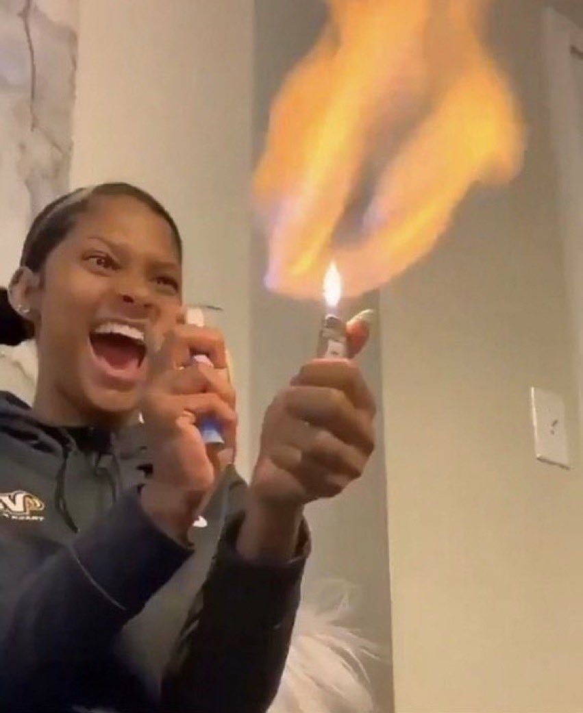 FrenchOttoman9's tweet image. J’ai pas encore écouté l’album d’Ariana, mais en tout cas Busta Rhymes did that avec son album ! #ExtinctionLevelEvent2