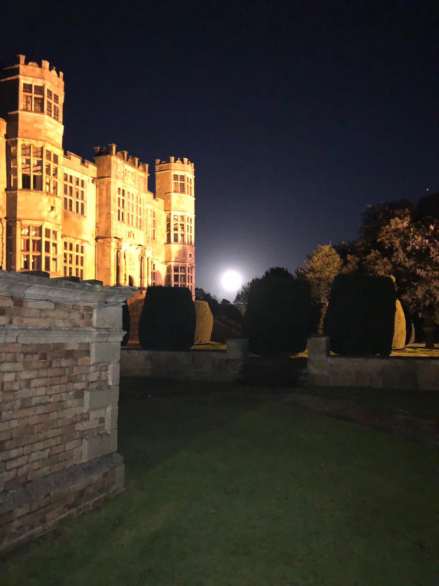 A spooky holloween moon tonight at Barlborough. Have fun and keep safe everyone @BarlboroughHall