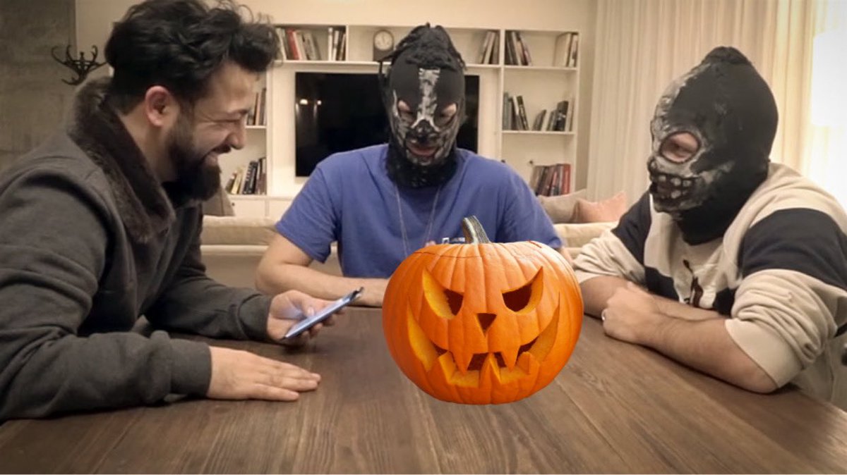 R: Yani Jungs ihr wisst, bald Halloween Malloween diese, worum geht’s da eigentlich? Was? Mucha mas Süßigkeiten? Auf Nacken sagt ihr? Habibis gebt mir ein Minute, ich muss Sinan anrufen, wir brauchen Kostüme Mostüme diese dooo wayst!