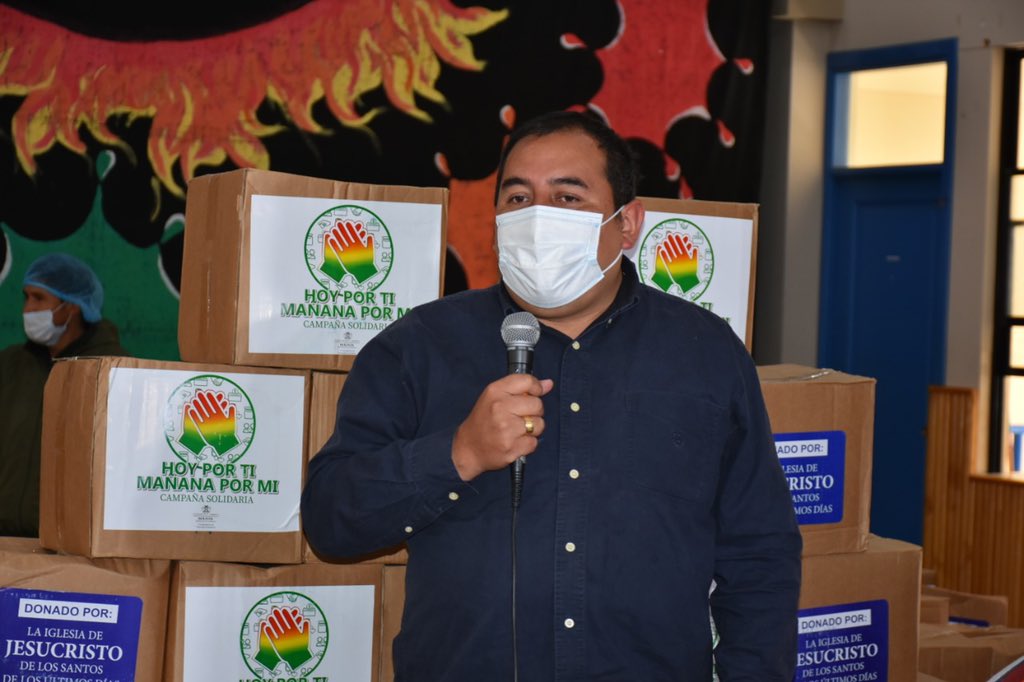 ViceminSegCiu's tweet photo. Viceministro de Seguridad Ciudadana @WilSantacho junto con la campaña solidaria “Hoy por ti, mañana por mi” hace entrega de productos alimenticios a la “Fundación Arcoíris, Casa Esperanza” en la ciudad de La Paz. https://t.co/hbZxE02uXg