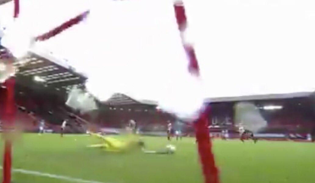  #Ramsdale played well today & could’ve earned  #SUFC a point on another day but the  #Walker goal exposed a weaknesses in his game.His pre-shot routine often makes saves much harder.He’s initially in a good position & is set but then he jumps up & swings his arms backwards.