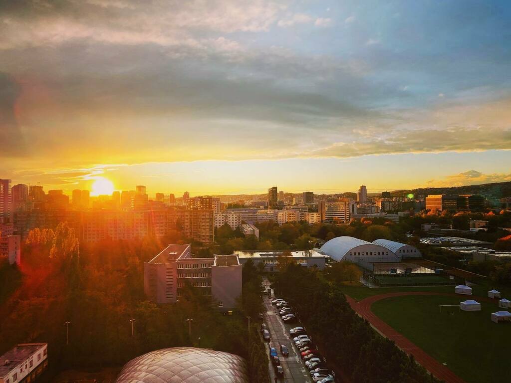 michalkotoc's tweet photo. #sunset #bratislava #ruzinov #zapadslnka #sky #obloha #sunsetphotography #sunsetlovers #sunsetlover #city #view #vyhlad #skyphotography #skylovers #clouds #oblaky #shotoniphone #slnecneluce #sunlight #home #sun #slnko #slnecnyden #sunnyday #beautiful #krasa #mesto #slovakia … https://t.co/SsEo8J6uiY