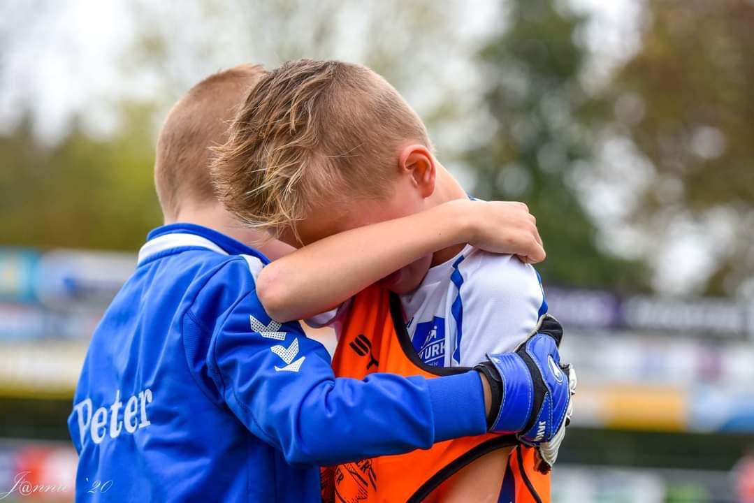 Wat mij betreft nu al de mooiste foto van 2020! In tijden van verharding, waarin iedereen een mening heeft, waarin geen nuances meer zijn, het ene ego nog groter dan het andere, vind je deze keeper die zijn medespeler troost na eigen doelpunt copyright <a href="/janniesnoek/">Jannie Snoek</a> 💙🤍💙 <a href="/SVURK/">Sportvereniging Urk</a>