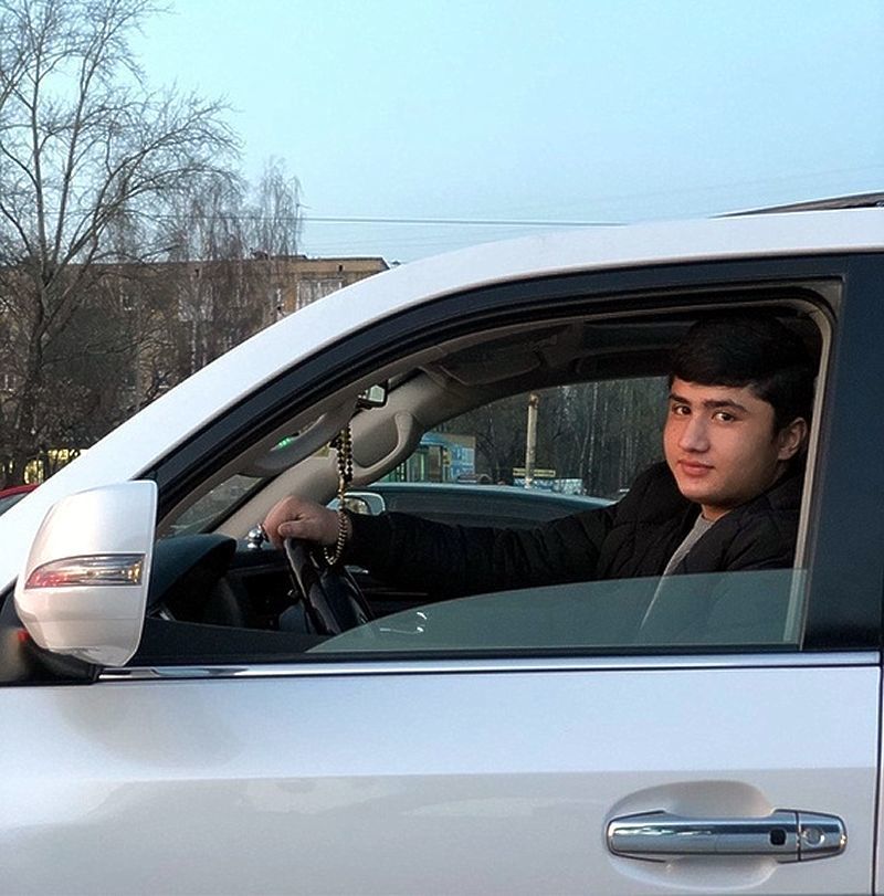 Девочки в безопасности. Машина наехала на девушку. Девушка в машине. Увидели подозрительную девочку в машине. Девушка в машине.