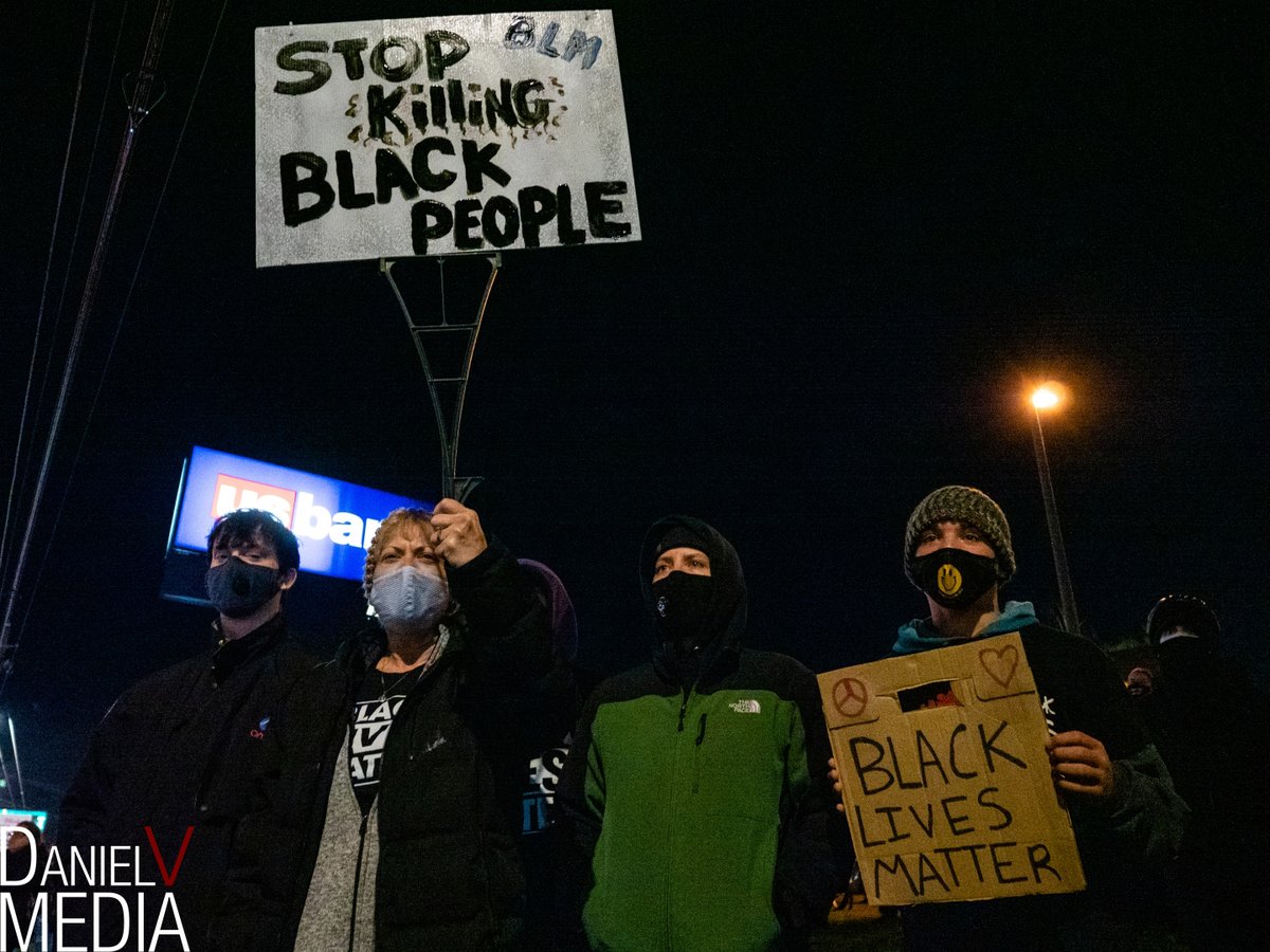 Last night in Vancouver the family of Kevin Peterson Jr., a Black man recently shot and killed by police, held a vigil at the scene of the shooting. Hundreds of activists and local community members came out in support.1/2