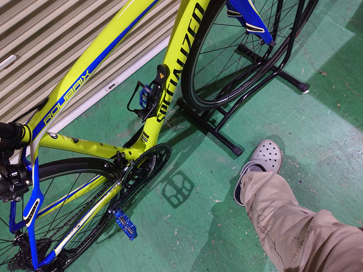 ウッドミッツ ズボンが真っ黒 作業服だから汚れてもいいけど 自転車乗る時 巻き込み防止兼汚れ防止 アンクルバンド必ず使ってる もっと太いやつじゃないとダメ ダボダボのズボンがダメ チェーンにオイルつけすぎ ついにサイクルパンツ すね毛の