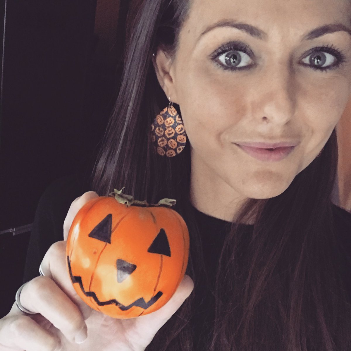 chantellelewis1's tweet photo. Boo! 👻 Supermarket had run out of pumpkins, so persimmon it is! 🎃 
Happy Halloween Witches!🧙‍♀️
#happyhalloween #pumpkinfaces #persimmonpumpkin #halloween #pumpkinearrings #thisishalloween https://t.co/BzjqDHeNX6