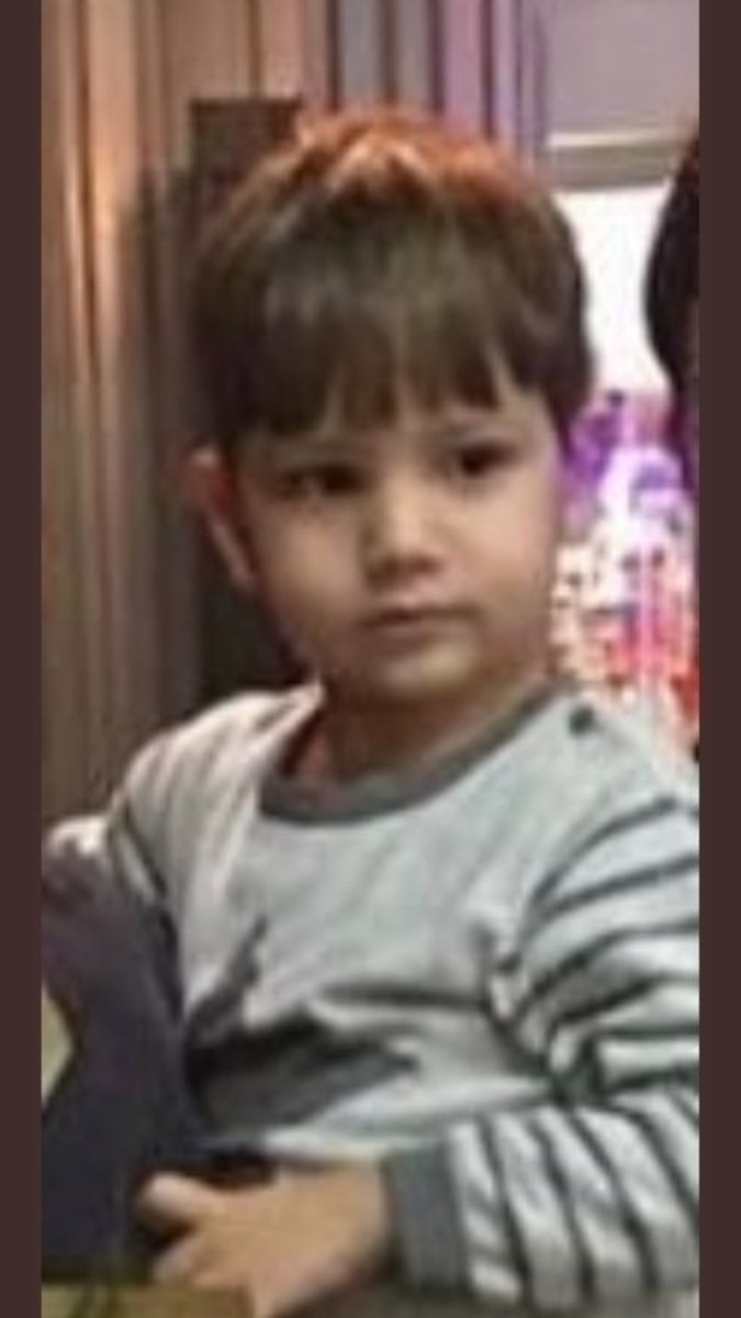 sozmatix's tweet photo. Feryal Özge Tekin (14) 
Ömer Yiğit Tekin   (4) 
İki kardeş hala enkaz altında
Asansörde oldukları biliniyor
Mansuroğlu Mahallesi Rıza Bey Apartmanı  #izmirdepremi  #FeryalVeÖmeriKurtarın https://t.co/lhv7NhlLUL